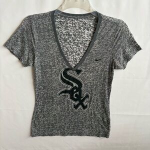 Nike Grey Chicago White Sox V-Neck Women's Tee. Size Medium. INV25/435